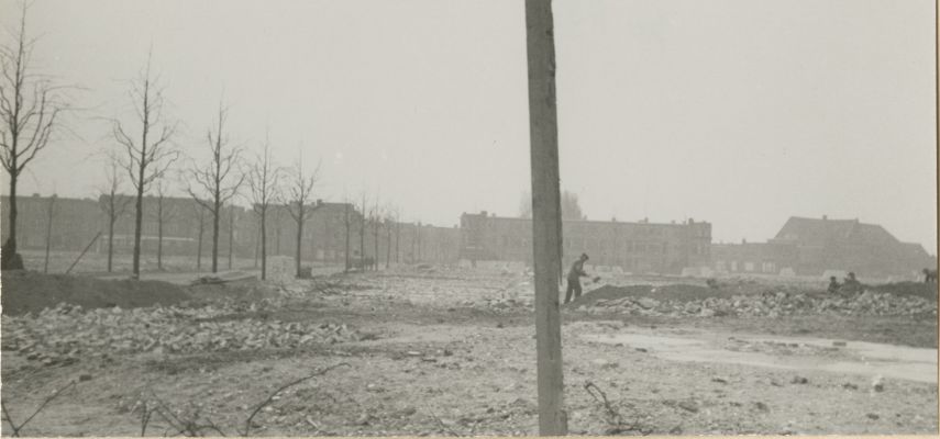 Kruispunt Geraniumstraat/Segbroeklaan, afbraak voor aanleg Atlantikwall 1943 (Fotograaf M. Broekhuizen)
